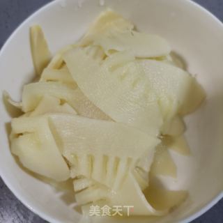 梅花肉炒冬笋的做法步骤：2