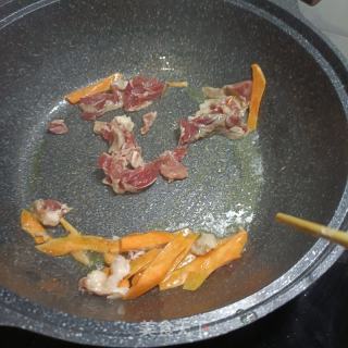 梅花肉炒冬笋的做法步骤：5