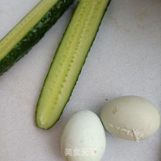 黄瓜番茄拌煮蛋的做法步骤：1