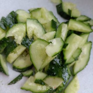 黄瓜番茄拌煮蛋的做法步骤：2