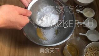 花生杏仁酥，酥脆可口，一口下去满嘴都弥漫着浓郁香味。的做法步骤：1