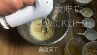 花生杏仁酥，酥脆可口，一口下去满嘴都弥漫着浓郁香味。的做法步骤：2