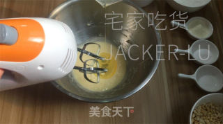 花生杏仁酥，酥脆可口，一口下去满嘴都弥漫着浓郁香味。的做法步骤：3