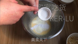 花生杏仁酥，酥脆可口，一口下去满嘴都弥漫着浓郁香味。的做法步骤：4
