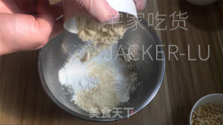 花生杏仁酥，酥脆可口，一口下去满嘴都弥漫着浓郁香味。的做法步骤：5