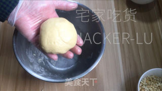 花生杏仁酥，酥脆可口，一口下去满嘴都弥漫着浓郁香味。的做法步骤：6