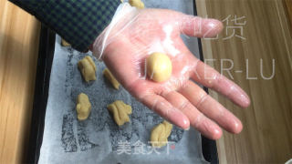 花生杏仁酥，酥脆可口，一口下去满嘴都弥漫着浓郁香味。的做法步骤：8