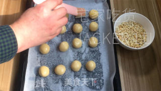 花生杏仁酥，酥脆可口，一口下去满嘴都弥漫着浓郁香味。的做法步骤：9