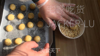 花生杏仁酥，酥脆可口，一口下去满嘴都弥漫着浓郁香味。的做法步骤：10
