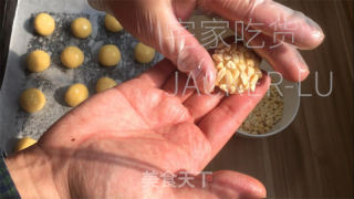 花生杏仁酥，酥脆可口，一口下去满嘴都弥漫着浓郁香味。的做法步骤：11