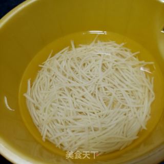 火腿肠炒土豆丝的做法步骤：4