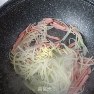 火腿肠炒土豆丝的做法步骤：9