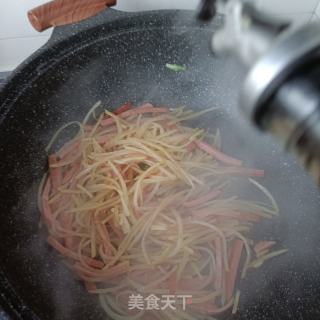 火腿肠炒土豆丝的做法步骤：11