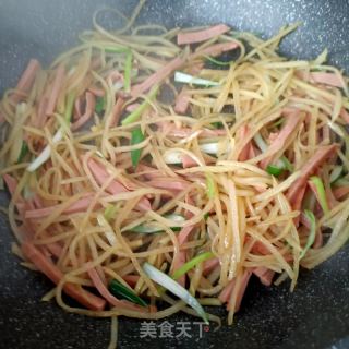 火腿肠炒土豆丝的做法步骤：13