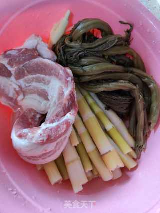 五花肉咸菜苦笋煲的做法步骤：1