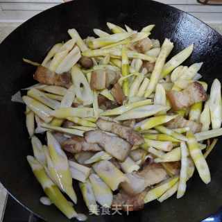 五花肉咸菜苦笋煲的做法步骤：7
