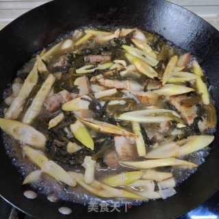 五花肉咸菜苦笋煲的做法步骤：10