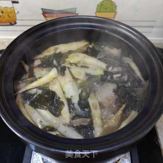 五花肉咸菜苦笋煲的做法步骤：13