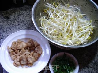 猪油渣炒黄豆芽的做法步骤：1
