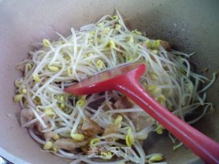 猪油渣炒黄豆芽的做法步骤：2