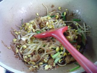 猪油渣炒黄豆芽的做法步骤：6