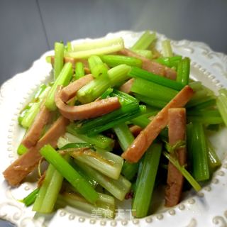 午餐肉炒芹菜