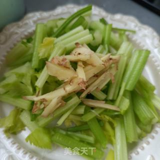 午餐肉炒芹菜的做法步骤：3