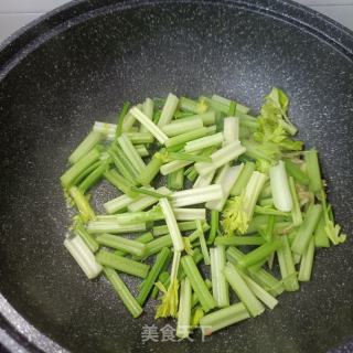 午餐肉炒芹菜的做法步骤：6