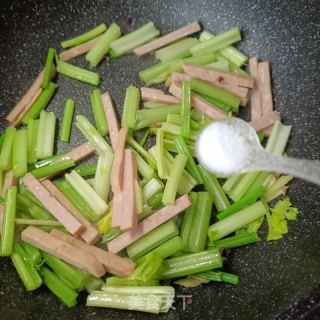 午餐肉炒芹菜的做法步骤：8