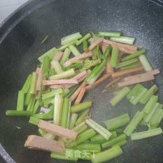 午餐肉炒芹菜的做法步骤：9