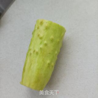 白玉黄瓜拌皮蛋的做法步骤：1