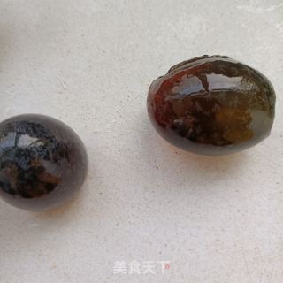 白玉黄瓜拌皮蛋的做法步骤：3