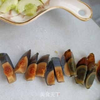 白玉黄瓜拌皮蛋的做法步骤：4