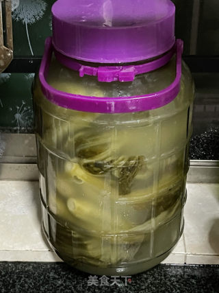 酸菜五花肉的做法步骤：1