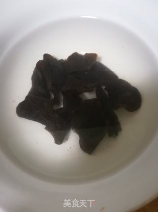 鱼香肉丝的做法步骤：1