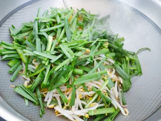 韭菜炒豆芽的做法步骤：4