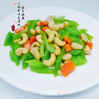 西芹腰果的做法步骤：1