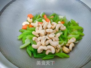 西芹腰果的做法步骤：6