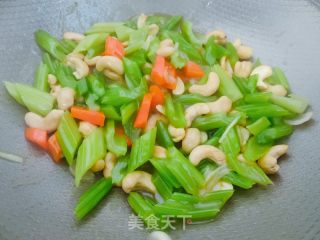西芹腰果的做法步骤：7