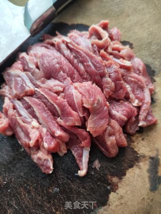 羊肉炒双葱的做法步骤：1