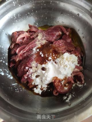 羊肉炒双葱的做法步骤：2