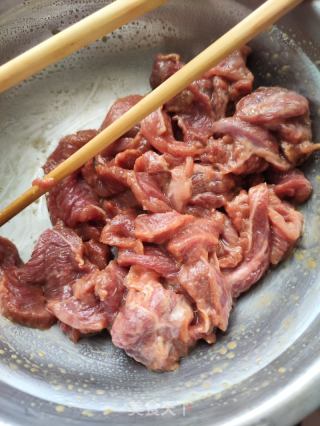 羊肉炒双葱的做法步骤：3