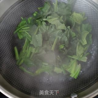 煎蛋午餐肉拌菠菜的做法步骤：1