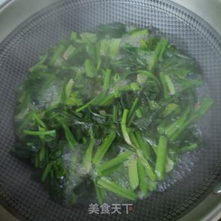 煎蛋午餐肉拌菠菜的做法步骤：2