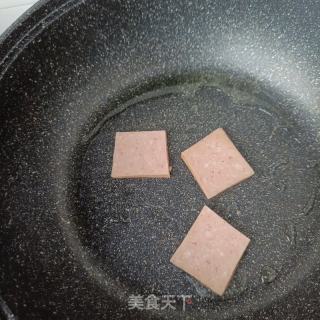 煎蛋午餐肉拌菠菜的做法步骤：10