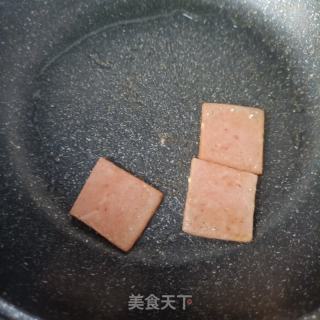 煎蛋午餐肉拌菠菜的做法步骤：11