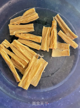 腐竹焖鸡的做法步骤：1