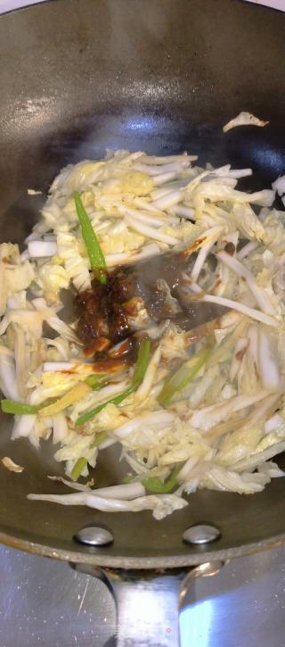白菜炒目鱼花的做法步骤：4