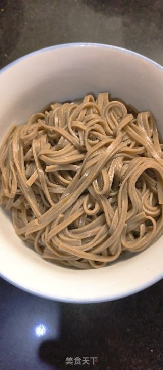 芝麻酱拌荞麦面的做法步骤：1
