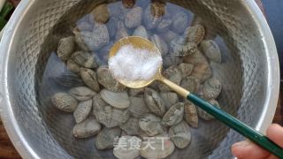 凉拌麻辣花蚬的做法步骤：2